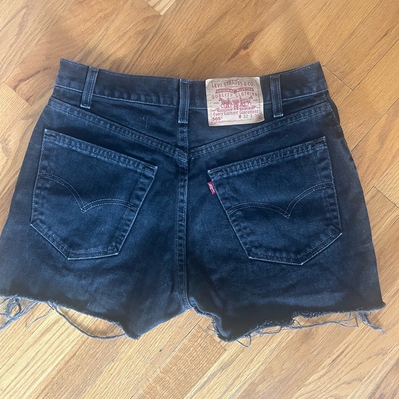 Vintage Levi's Black Denim Jean Shorts Classic Style Red Tab - Picture 2 of 5